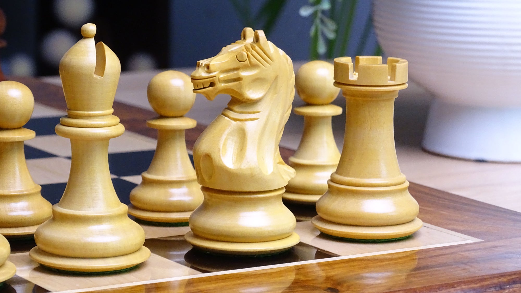 The Supreme Series Staunton Weighted Chess Pieces in Acacia Wood & Indian Boxwood - 4 inch King