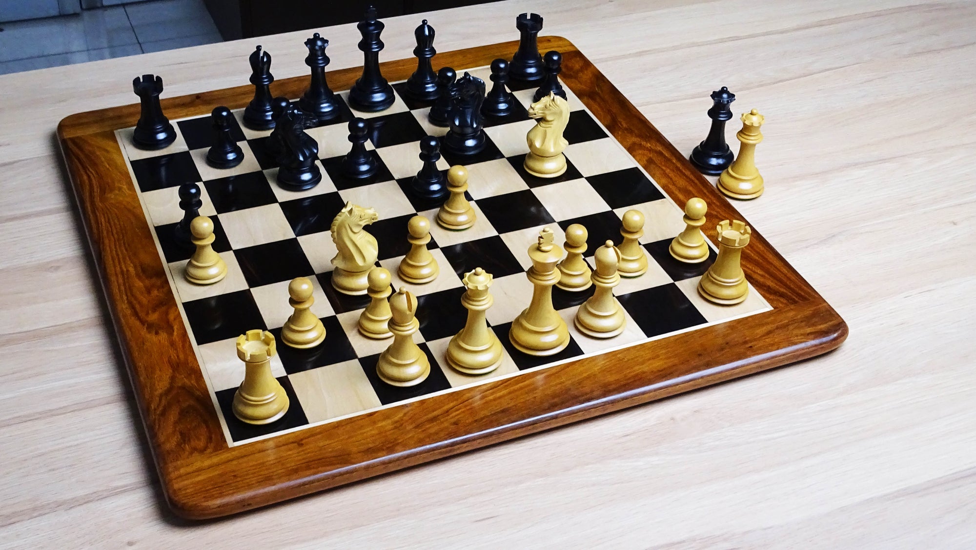 The Supreme Series Staunton Weighted Chess Pieces in Black Ebonized Wood & Boxwood - 4 inch King