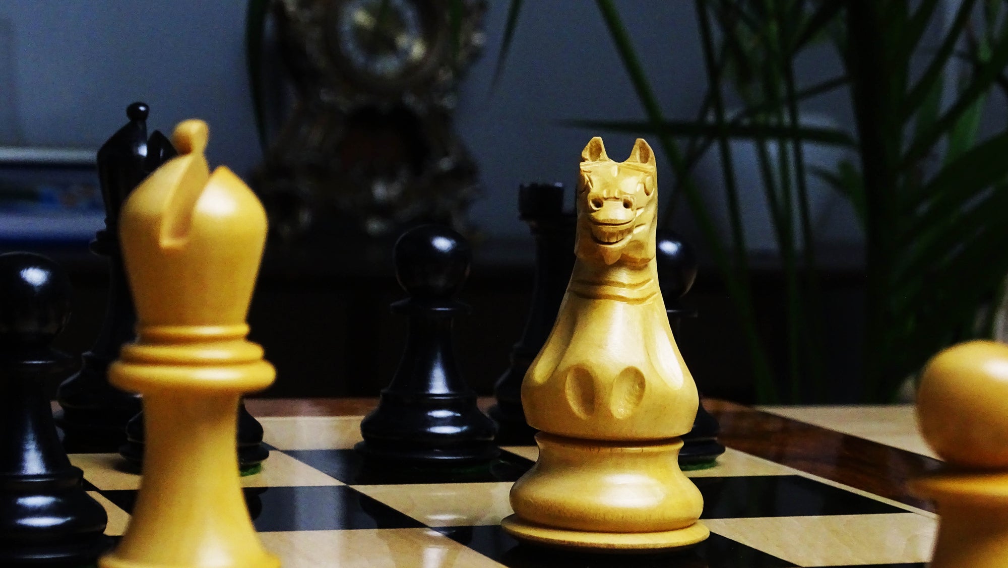 The Supreme Series Staunton Weighted Chess Pieces in Black Ebonized Wood & Boxwood - 4 inch King