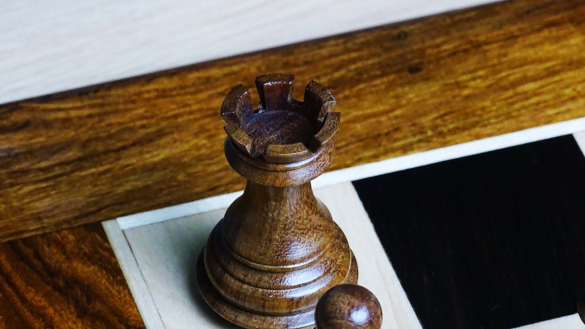 The Old Columbian Series Weighted Chess Pieces in Sheesham Wood and Boxwood 3.8 Inch King - 1000 Grams Weight