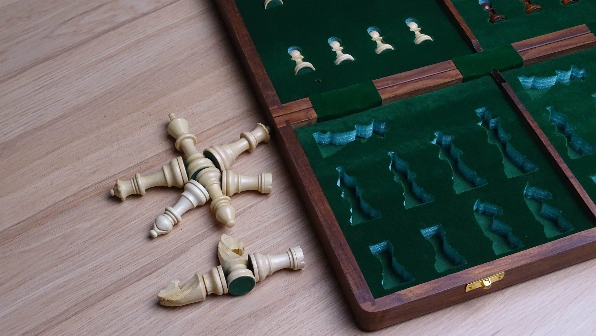 small magnetic travel chess set